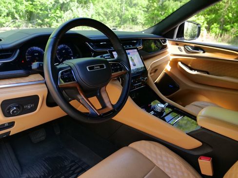 Used 2022 Jeep Grand Cherokee Summit AWD/4WD image 2