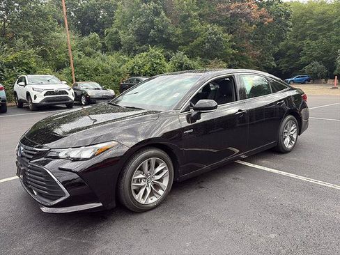 Used 2019 Toyota Avalon XLE w/ Moonroof Package FWD image 2