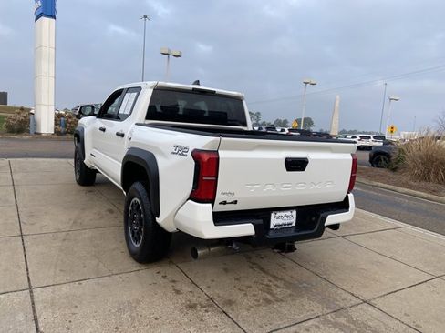 Used 2025 Toyota Tacoma SR5 image 8