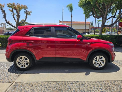 Used 2020 Hyundai Venue SEL w/ Convenience Package FWD image 4