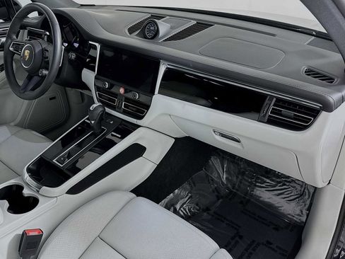 Certified 2025 Porsche Macan image 30