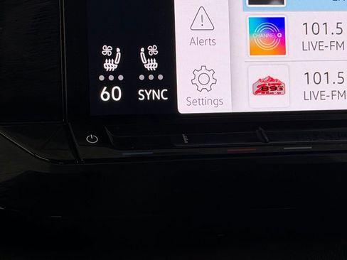 Used 2025 Volkswagen Atlas Cross Sport SE image 17