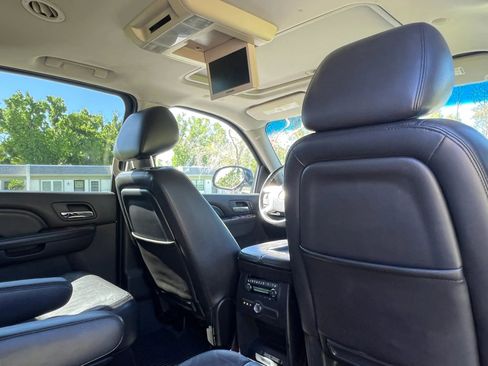 Used 2011 Cadillac Escalade ESV Premium image 29