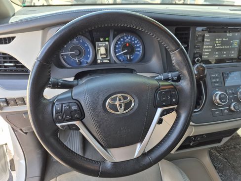 Used 2020 Toyota Sienna XLE w/ XLE Navigation Package image 9