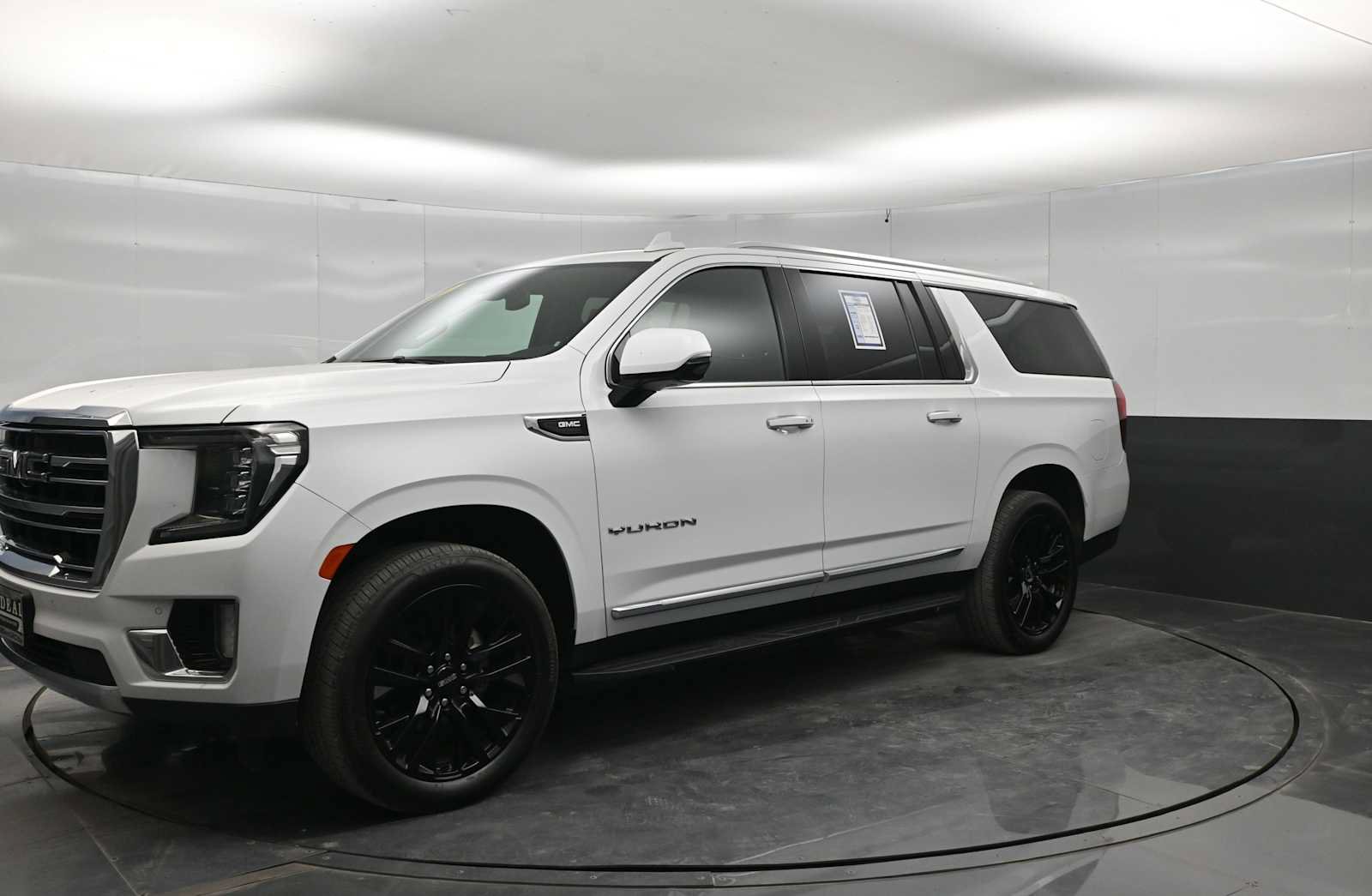 Used 2022 GMC Yukon XL SLT w/ SLT Premium Package AWD/4WD image 4