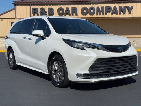 Used 2023 Toyota Sienna XLE image 2