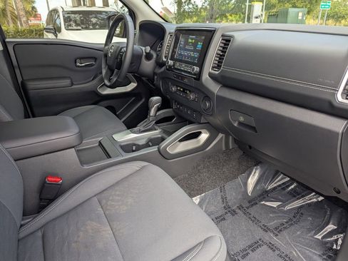 Used 2024 Nissan Frontier SV w/ SV Convenience Package image 9