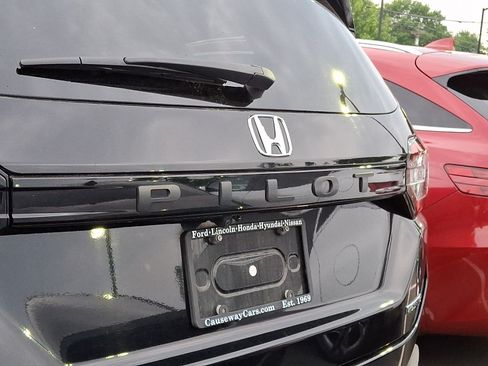 Used 2024 Honda Pilot Touring image 9