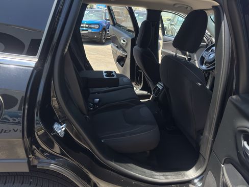 Used 2017 Jeep Cherokee Latitude FWD image 19