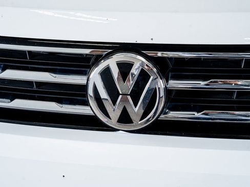 Used 2020 Volkswagen Tiguan SE w/ Panoramic Sunroof Package image 16