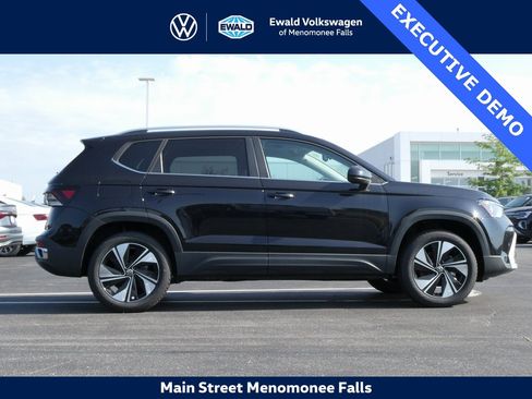 Used 2025 Volkswagen Taos SE image 2