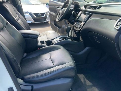 Used 2016 Nissan Rogue SV w/ SV Premium Package image 18