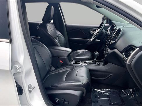 Used 2019 Jeep Cherokee Limited w/ Technology Group FWD image 9