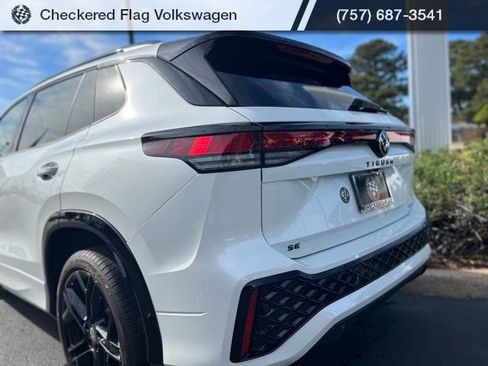 Used 2025 Volkswagen Tiguan SE R-Line AWD/4WD image 9