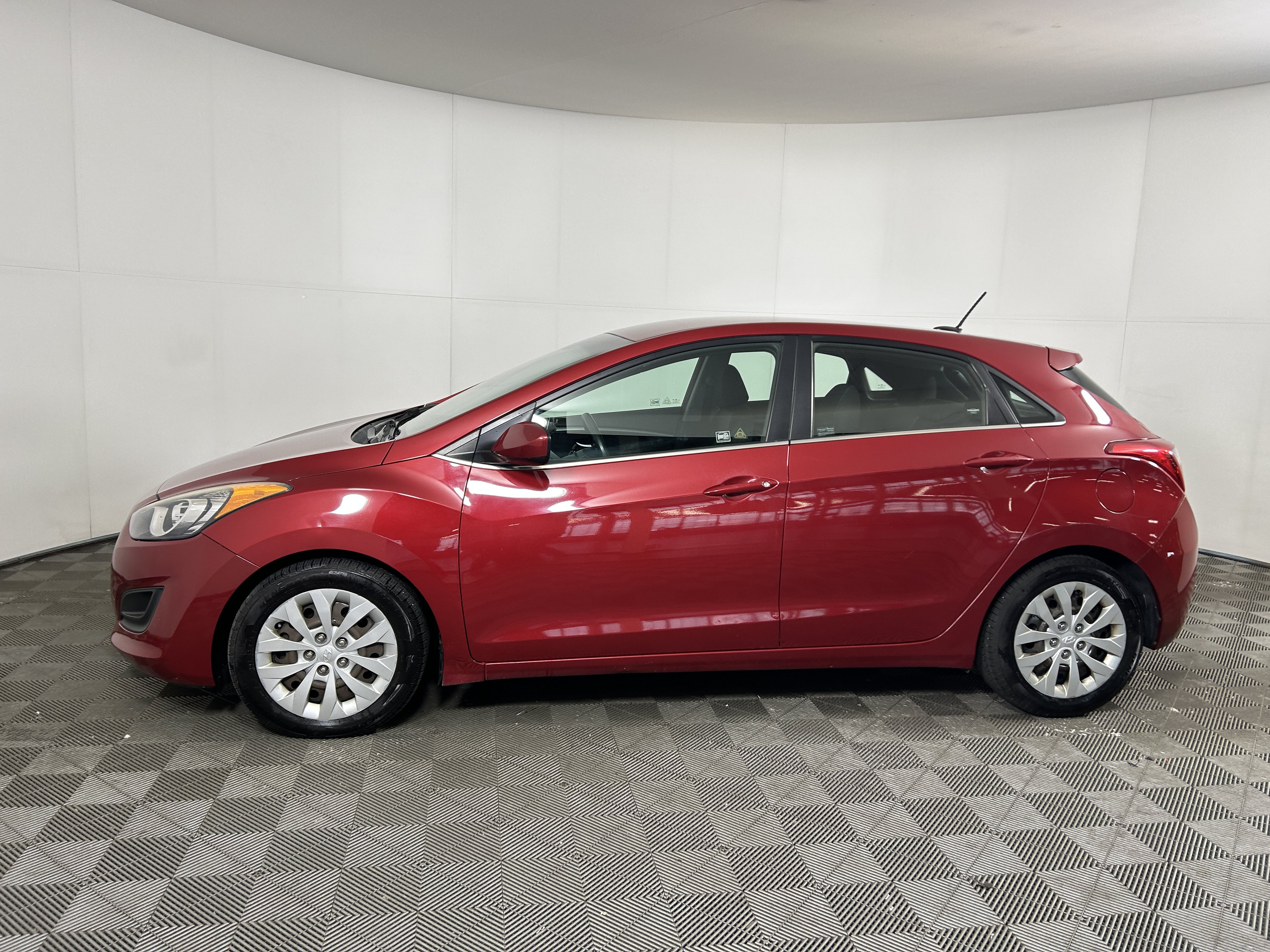 Used 2016 Hyundai Elantra GT FWD image 2