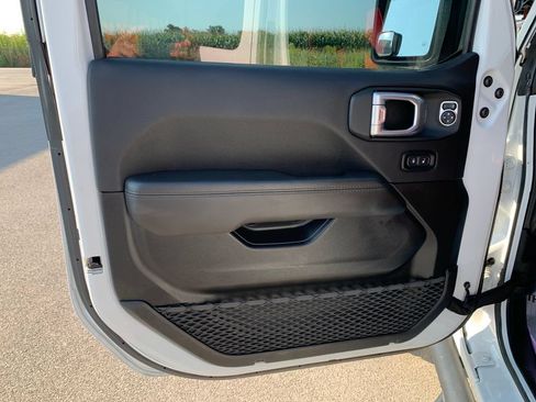 Used 2021 Jeep Wrangler Unlimited Sahara AWD/4WD image 16