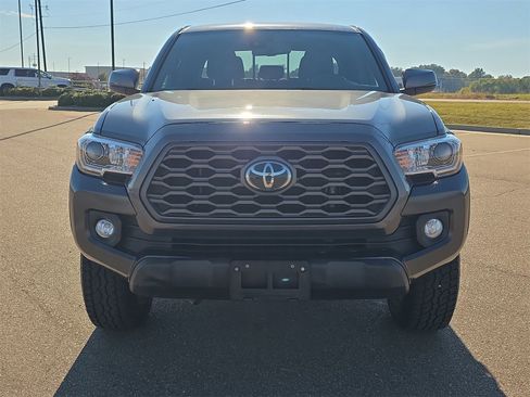 Used 2022 Toyota Tacoma TRD Off-Road image 3