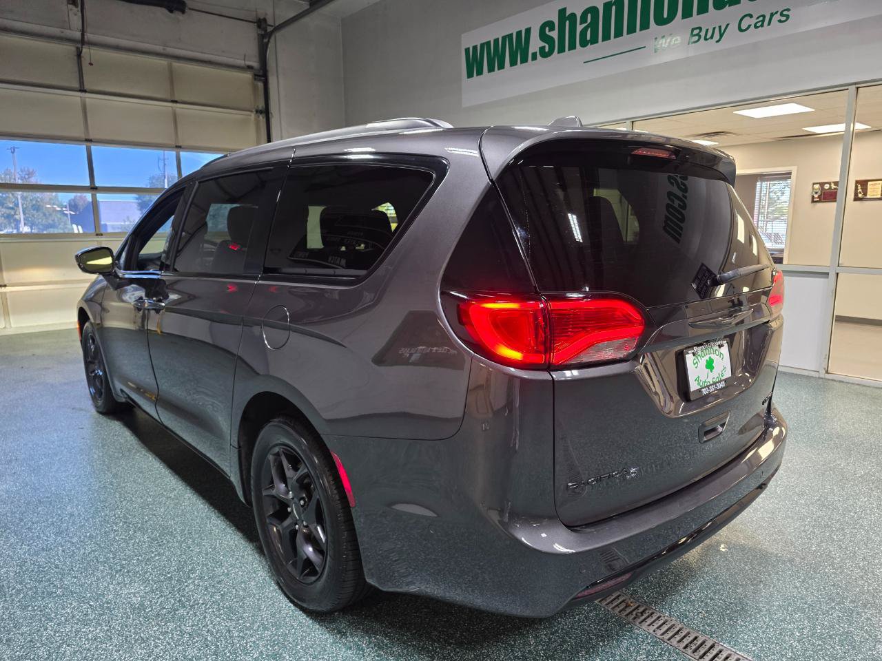 Used 2019 Chrysler Pacifica Limited w/ Advanced Safetytec Group FWD image 9