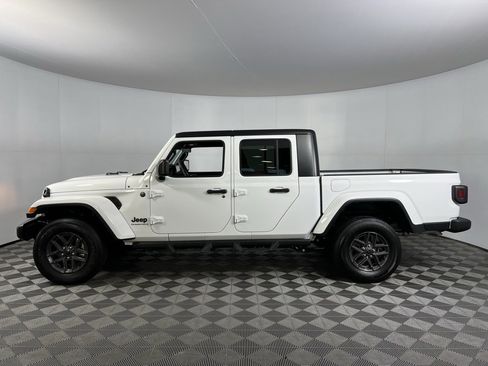 Certified 2024 Jeep Gladiator Sport image 9