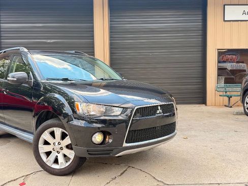 Used 2013 Mitsubishi Outlander SE image 3