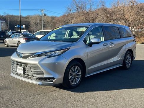 Certified 2022 Toyota Sienna LE image 3