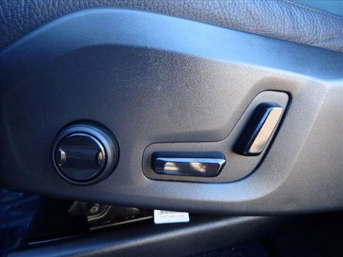 Used 2022 Volvo XC60 B5 Momentum image 13