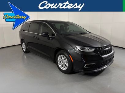 Used 2023 Chrysler Pacifica Touring-L