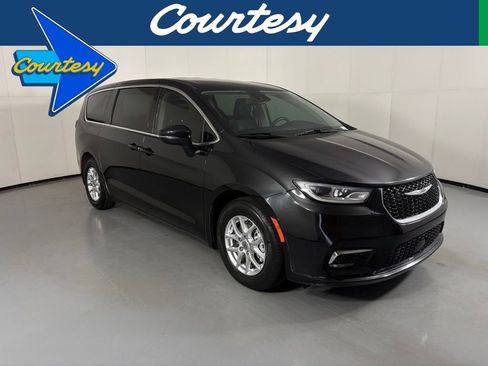 Used 2023 Chrysler Pacifica Touring-L FWD image 1
