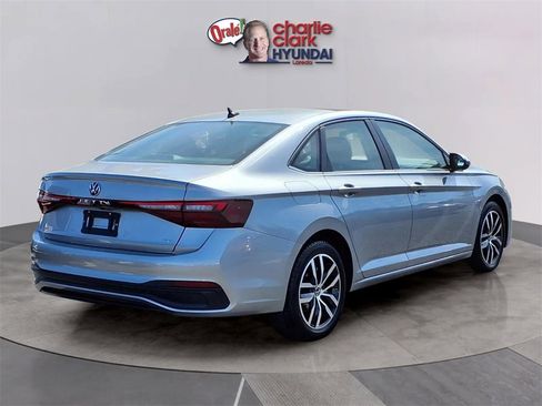 Used 2025 Volkswagen Jetta SE image 5