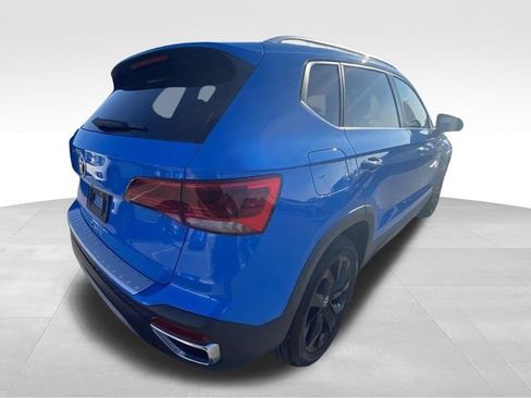 Used 2023 Volkswagen Taos SE w/ Panoramic Sunroof Package FWD image 9