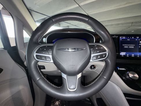 Used 2023 Chrysler Pacifica Limited FWD image 15