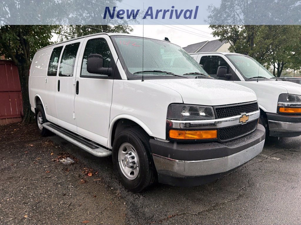 Used 2025 Chevrolet Express 2500 w/ Driver Convenience Package RWD image 2