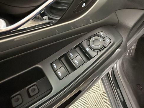Used 2022 Chevrolet Traverse LT FWD image 13