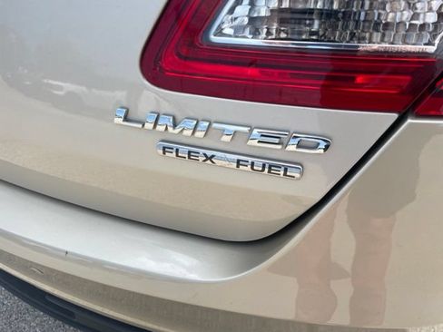 Used 2018 Ford Taurus Limited w/ Driver Assist Package FWD image 9