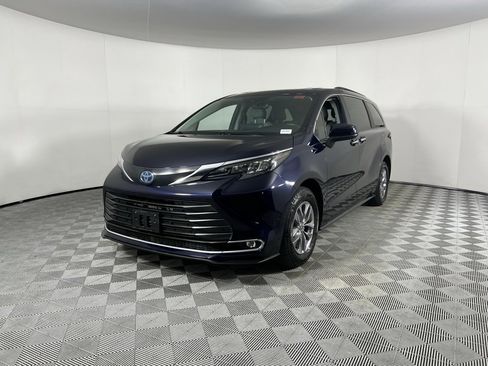 Used 2024 Toyota Sienna XLE image 3