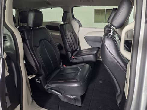 Used 2017 Chrysler Pacifica Touring-L FWD image 30
