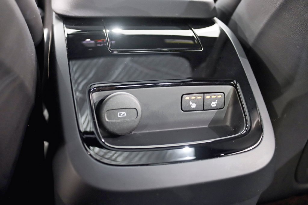 Used 2024 Volvo S60 T8 Ultimate w/ Climate Package AWD/4WD image 28