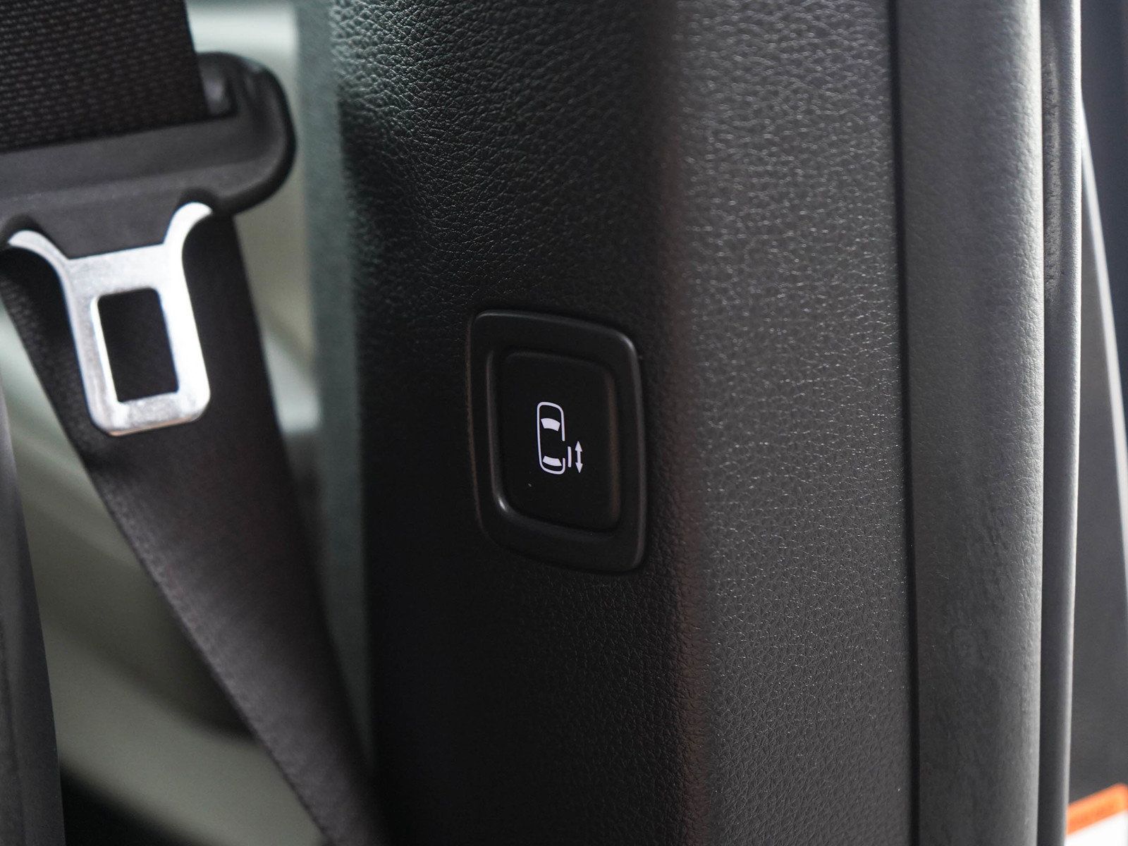 Used 2025 Kia Carnival FWD image 17