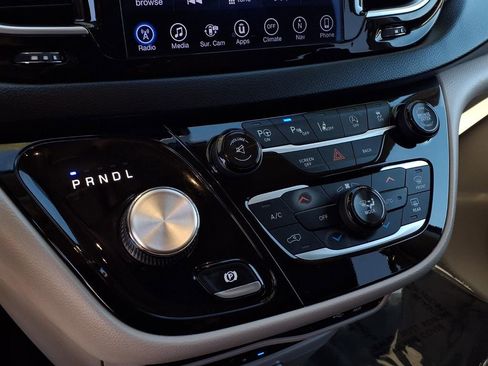 Used 2017 Chrysler Pacifica Touring-L Plus image 9