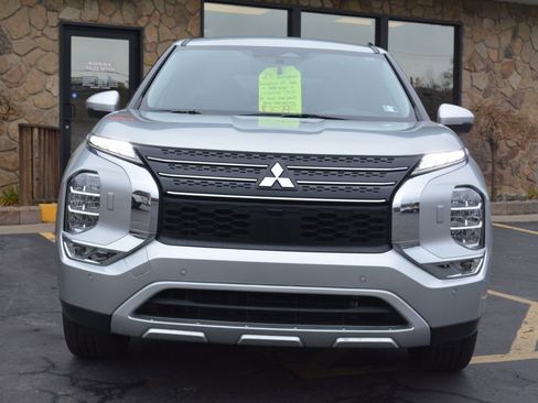 Used 2024 Mitsubishi Outlander SE image 2