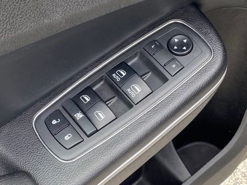 Used 2019 Chrysler 300 S RWD image 11