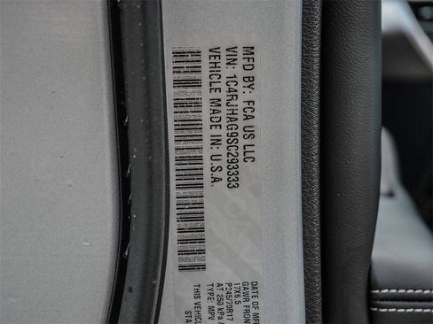 Used 2025 Jeep Grand Cherokee Laredo w/ Luxury Tech Group I image 29