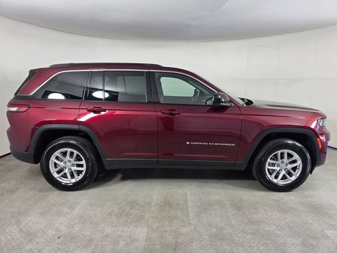 Used 2025 Jeep Grand Cherokee Laredo X RWD image 3