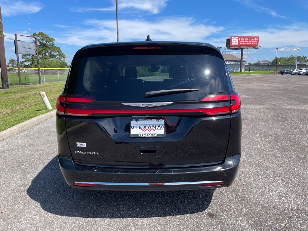 Used 2024 Chrysler Pacifica Touring-L FWD image 6