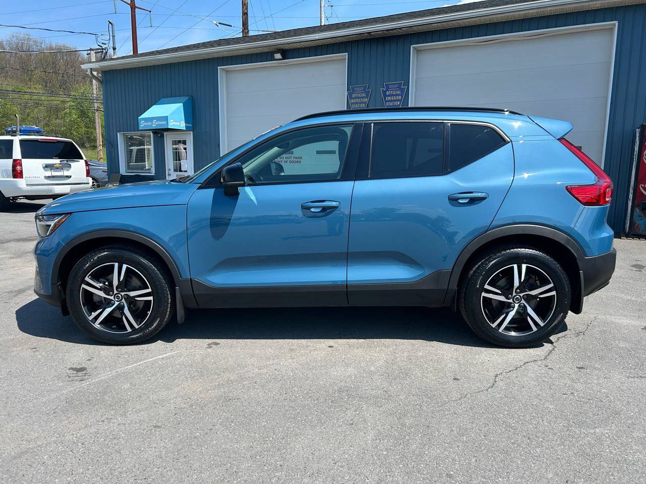 Used 2023 Volvo XC40 B5 Plus w/ Driver Assist Package AWD/4WD image 2