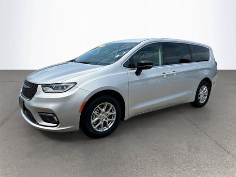 Used 2024 Chrysler Pacifica Touring-L FWD image 8