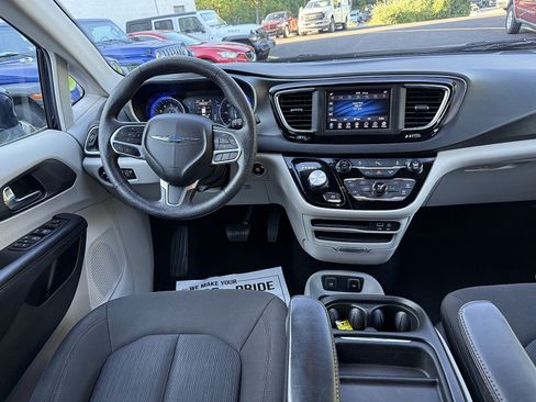 Used 2020 Chrysler Pacifica Touring FWD image 10