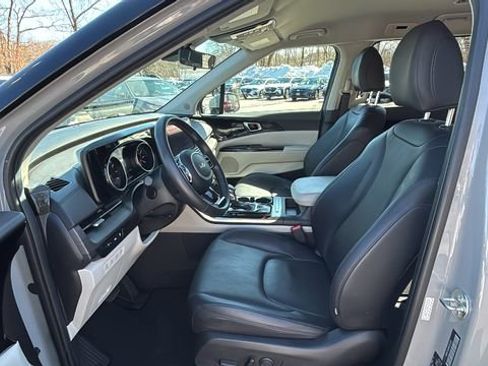 Used 2024 Kia Carnival EX image 31