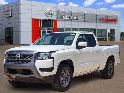 Used 2025 Nissan Frontier SV RWD image 2