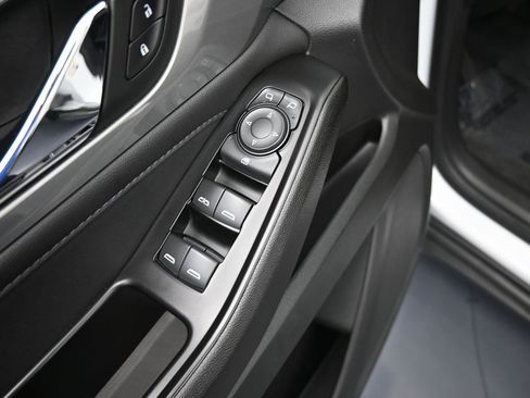 Used 2023 Chevrolet Traverse LT image 13